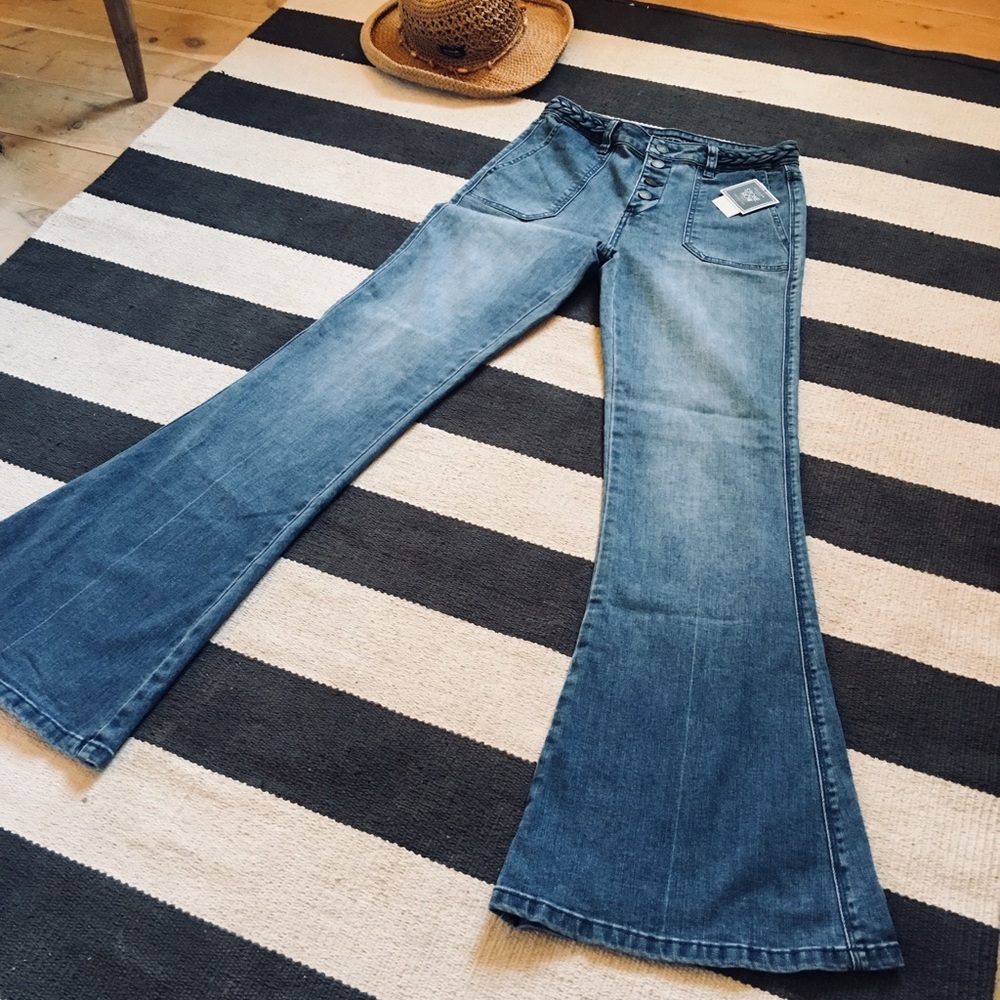 🌺 New high waisted Flare Volcom Jeans